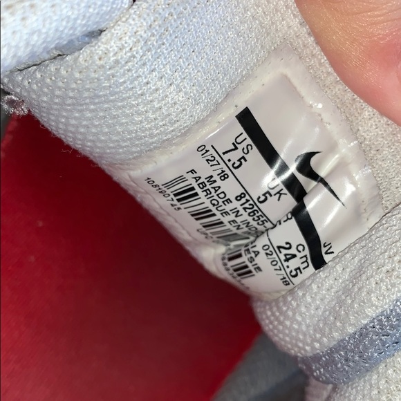 Nike 7.5 light gray tennis shoes - Picture 2 of 3